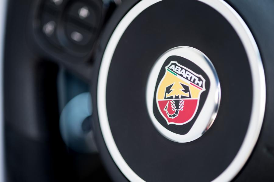 Логотип Abarth 595 Competizione (312) 2016 года  (UK) (фото 4 из 25)